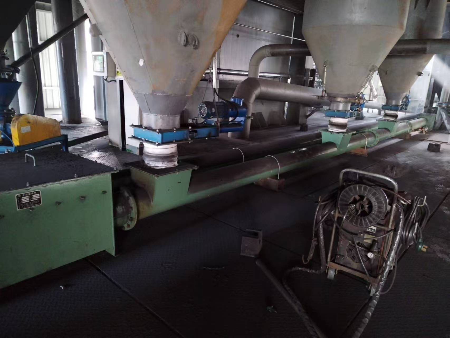 Chemical additive tube drag conveyor transfer system